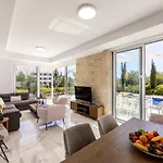 Villa Milos 36 Protarász